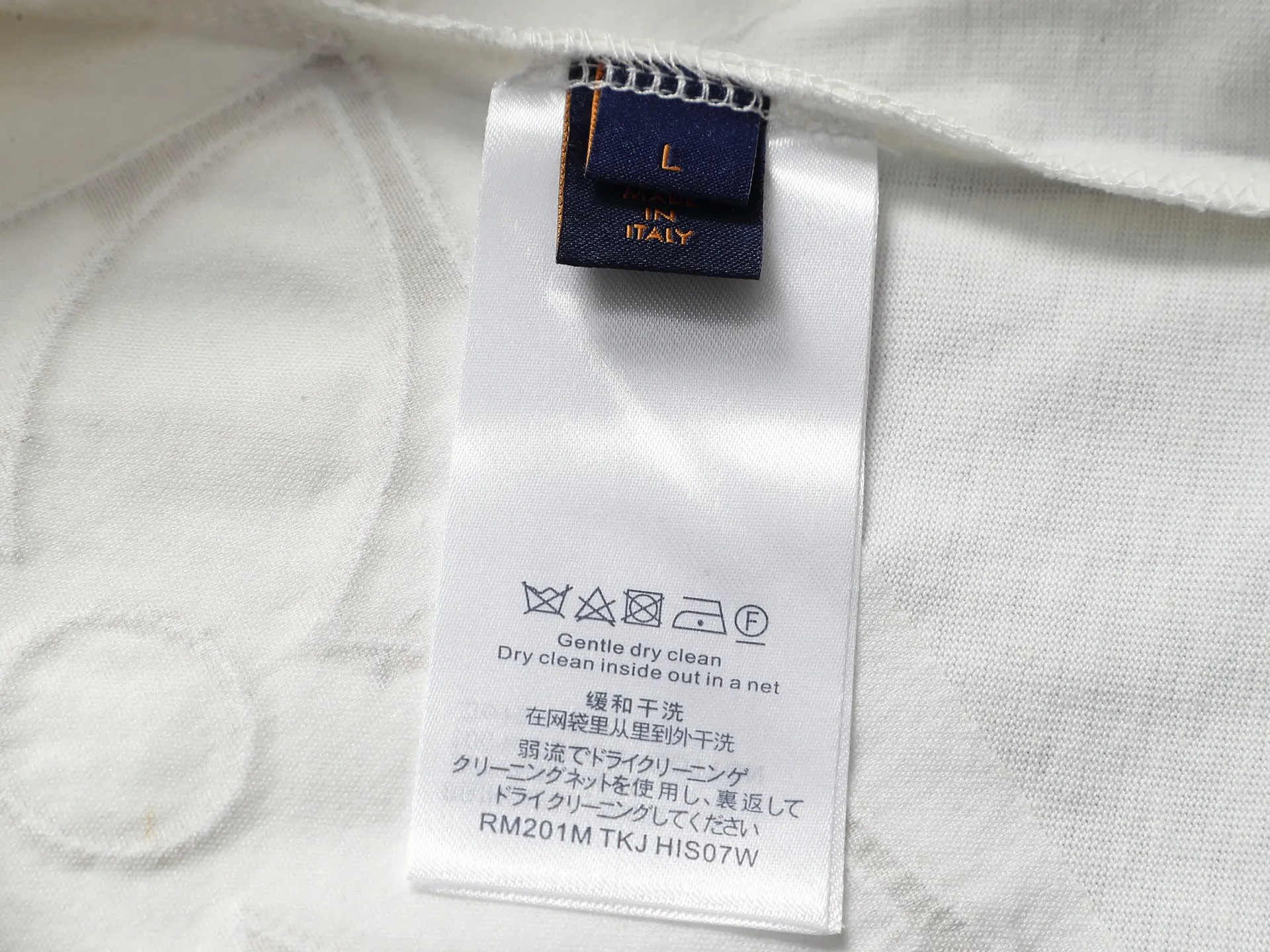 🅿️220 Louis Vuitton/Louis Vuitton The large logo is exquisitely upgraded, inspired by the retro embroidery of the 1980s. The original fabric is the same as the official short-sleeved T-shirt 320 grams. The fabric is dyed in the same vat. It feels very comfortable. The latest brick cabinet synchronization for spring and summer. Fashionable and personalized. Super versatile and good-looking. Very suitable for both men and women. A must-have for everyone. Hang tag. Collar label. Washed wheat. Three labels are complete. Color: black white. Size: S M L XL